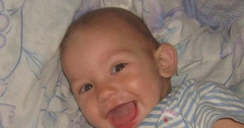 Tóth Ákos, 16 hónapos, Biri Ákos vagyok, 2011.07.20-án születtem és imádok nevetni!:-)