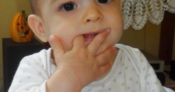 Máté, 7 hónapos, Naszály Tavaszi gyermek, imádja ha fotózzák, szeret jókat kacagni, apával játszani és szereti a pocakját. Papa mama kedvence. :)