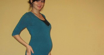 Anna, 21, 32 hetesen derült ki, hogy egy kislány várakozik odabent. Egy igazi kis örökmozgó, aki már most se akar hagyni aludni. :)