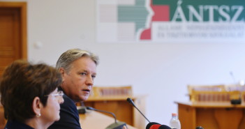Ingyenes HPV-oltást kaphat minden hetedikes lány ősztől Paller Judit; Zombor Gábor