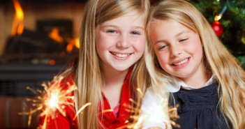 Hogyan hozd közelebb gyermeked szívéhez a karácsony igazi jelentését? little_girls_merry_christmas_new_year_sparklers_smiling_happy_child_children_light_e-HD