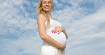 Miben más a kismamák ruhatára? yowoto-pregnant-woman-with-blonde-hair-smiling-at-camera