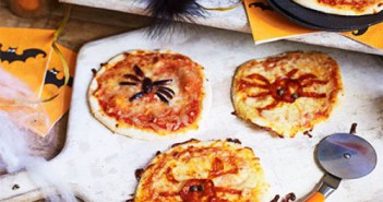 Halloween „pókos” pizza spider-pizzas