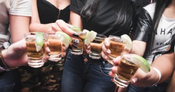 Alkoholfogyasztás a gyerekek szeme láttára Drinking parents