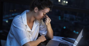 Home office és online játék: az ülő életmód a trombózis 21. századi katalizátora Woman is working with laptop at home during night.