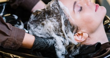 Megkurtította a nők hajkoronáját a koronavírus hairdresser