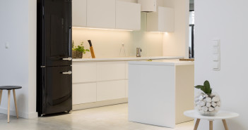 Meggyőző érvek a kombinált hűtőszekrény mellett White kitchen with black fridge