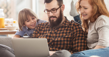 Közös nevezőre hozható a családi blogolás meg a keresőoptimalizálás? (x) Family watching photos