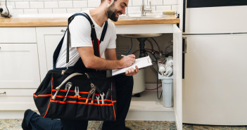 Te kit hívsz, ha becsap a csapkatasztrófa vagy csőre töltődik a csőtörés? (x) Image of plumber man with equipment and clipboard working in apartment