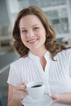 fiatal nő kávézik