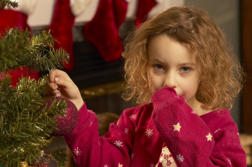 kislány_és_karácsonyfa