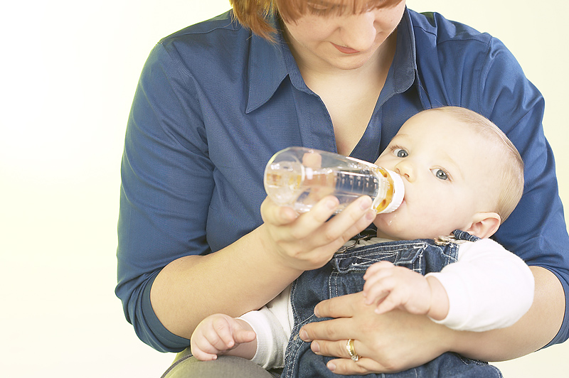baba táplálása cumisüvegből