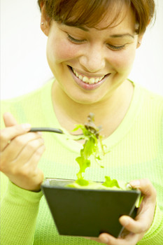 nő-salátát-eszik