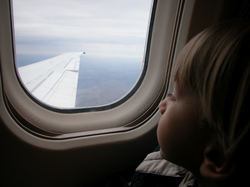 gyerek-repülőgépen-utazik