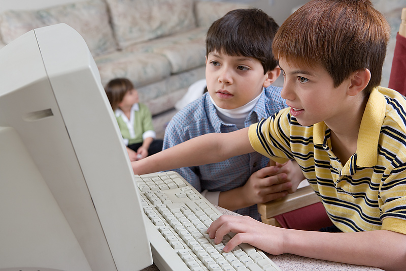 gyerekek számítógép előtt