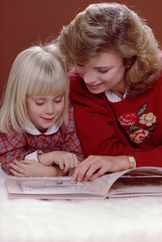 kislány és anya olvas