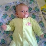 Sziasztok! Én Gombás Anna Réka vagyok 2012.06.04.-én születtem és már 3 hónapos múltam.
