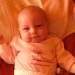 Zoé vagyok, egyre többet mosolygok :) Fõleg ha anyuci beszél hozzám! Már nagyon szeretek fürdeni, csak törölközni ne kellene :( Nagyon szeretem a színes meséket és a zenét!