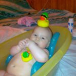 Egy édes kis gombócka a Lili Baba. Imád Fürõdni ahogy az a képen is látszik. Anya és Apa szemefénye.