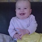 Nagyon jókedvû, nyugodt, mosolygós kisbaba. Szereti az embereket, barátságosan fogadja Õket.