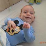 Még nagyon pici vagyok, de ezzel a mosollyal mindig elvarázsolom a szüleimet :) Az apukája neve Horváth Péter.