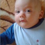 Máté három hónapos már majdnem beszél meg sokat énekel! Sírás közben is mosolyog a nagymamán!