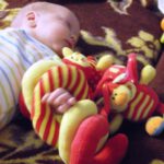 Noémi a képen 6 hetes. Éppen felfedezi a világot. A kezét önállóan beledugta egy csõkígyóba, és ez nagyon tetszett neki.