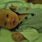 Gergõ ezen a képen közel két hónapos, nagyon nyugis, aranyos baba és nagy szemeivel most kezdi felfedezni a világot.