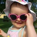 Janka egy nagyon vidám, mosolygós kislány. Imádja a napszemüvegeket, nagyon szeret homokozni, strandolni.