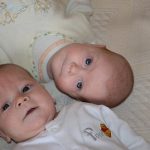 2011. november 29-én születtek ezek az édes kicsi ikerbabák. Egyre többet mosolyognak és gagyarásznak.