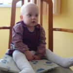 Darinka édes, mosolygós egyéves kislány. Kedvenc idõtöltése a pakolás, rámolás, szekrények átrendezése és a cicák farkának meghúzása.