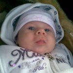 Bella vagyok, 2012.07.12-én születtem épp a névnapomon :D Nagyon vidám, örökmozgó baba vagyok, mindig mosolygok. Anya és apa mindennél jobban imád!