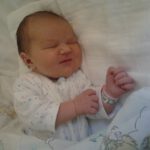 Adél a nap nagy részét még átalussza,de amikor fennt van akkor sokat mosolyog. Vidám kisbaba, de a pocakért nagyon tud harcolni!!