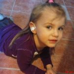 Sas Nina vagyok, 4 éves. Igazi "szerelemgyerek"vagyok, akit aki ismer,mindenki szeret és kedvel. Kedves, közvetlen és szókimondó vagyok, ami a szívemen az rögtön a számon...! Nagyon szeretek öltözködni és minden olyan dolgot csinálni, ami 5 percnél tovább leköti a figyelmemet. Kedvenc meséim: Hamupipõke és a Csipkerózsika, de minden mesét megnézek. Van 2 öcsém, akikkel néha nehezen jövünk ki, de igazából szeretem õket nagyon, ahogy a szüleimet is.