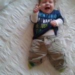 A név kötelez: Vidor fiunk ezt komolyan is veszi :) Mosolygós, vidám baba, akit minden nagyon érdekel. A fények lenyûgözik, a redõnyön keresztül beszûrõdõ fény tanulmányozása kellemes elfoglaltság számára. És ahogy a póló felirat is mondja, olyan lesz mint az apukája, mikor felnõ.