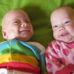Luca és Zalán nagyon szeretik egymást, egész nap móka és kacagás van Nálunk.:) Luca érkezett elsõnek (spontán születtek), Zalán 1 percel késõbb...:)