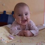 Dórika próbálkozik a hasonfekvéssel amit nem igazán szeret, ezért csak rövid ideig tudja tartani magát. Nagyon cuki ahogy nevet. Imádom!