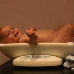 Áron június 14-én született 54 cm-es hosszal és 3,3 kg-mal. Édes, mosolygós baba, de mint látszik a képen is falánk kis fiatalember.