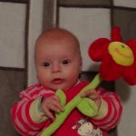 Õ az én kicsi unokám. Pár nappal ezelõtt névnapomon köszöntött ezzel a szép virággal. Nagyon örültem neki, de igazából, Õ az én ajándékom, Mama legszebb virágja. :)