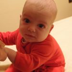 Ármin egy kiegyensúlyozott baba, mosolygós, gügyögõs édespofa. Nem sír, csak ha éhes. Jól alszik, fõleg éjszaka, 6 hetes kora óta átalussza az éjszakát. Imád hason aludni, de éjszakára hanyatt teszem le. Szereti a fürcsizést, fõleg a vödörben való relaxálást. Kezdi felfedezni a kezecskéit, hosszú percekig lehetetlen kizökkenteni ebbõl az igen fontos tevékenységbõl.
