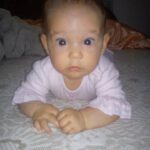 Sziasztok. Tímea vagyok, 4 és fél hónapos picurka. Nagyon szeretek nevetni, apukámmal gurulóst játszani és anyukám haját húzni :) Energikus ,élénk kisbaba vagyok, aki kikéri magának, ha nem mindenki vele foglalkozik, aki körülötte van :)