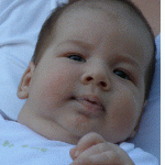 2 hónapos nagyon aktív baba, aki szereti a pocakját.
