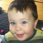 Egy huncut, jóétvágyú kisfiú vagyok! Mindenkit elbûvölök!