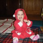 Jókedvû és nagyon mozgékony kis baba vagyok. Ebben a télapó jelmezben megkóstolom Anyukám szemüvegét. Jelentem: nagyon-nagyon finom!! :)