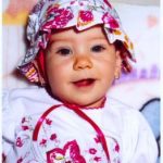 Édesanyja Kozma Renáta, édesapja Kormos Krisztián.