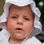 A kislányom nagyon mozgékony, állandóan játszana és sokat gügyög. Jön-megy, pakol, mászik és állandóan enne. Életem szerelme.