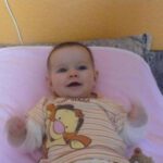 Szülei Husztiné Szabó Dóra és Huszti László.