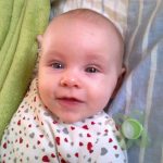 A kép déleelõtt készült, tízórai után. Imád magyarázni, játzsadozni, és fõleg mosolyogni. Ébredés után is mosolygósan ébred:)