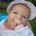 Sziasztok! Vikinek hívnak 3 hónapos kisbaba vagyok. Szeretem a zenét,a kocsikázást,a fürdést és amikor a szüleim bohóckodnak nekem:) A legfontosabb,hogy szinte egész nap csak mosolygok.
