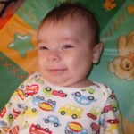 Szabó Dominik vagyok,2013.01.11-én születtem picit hamarabb mint szüleim várták. Azóta viszont a család oda van értem! A nagy tesómat Marcit (6 éves) is teljesen az ujjam köré csavartam, nyoma sincs féltékenységnek! Sokat mosolygok és csak eszem-alszom, így szép az élet!